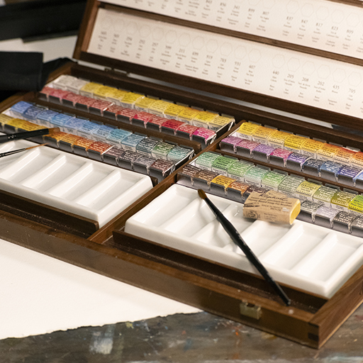 SENNELIER COFFRET EN NOYER AVEC 96 DEMI-GODETS D'AQUARELLE EXTRA-FINE + 3 PINCEAUX + ACCESSOIRES